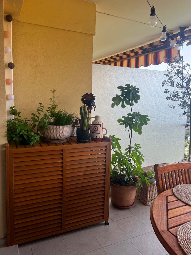 pivert-brun-M-balcon.jpg Cache Climatisation Aluminium Condor Orange installé en hauteur