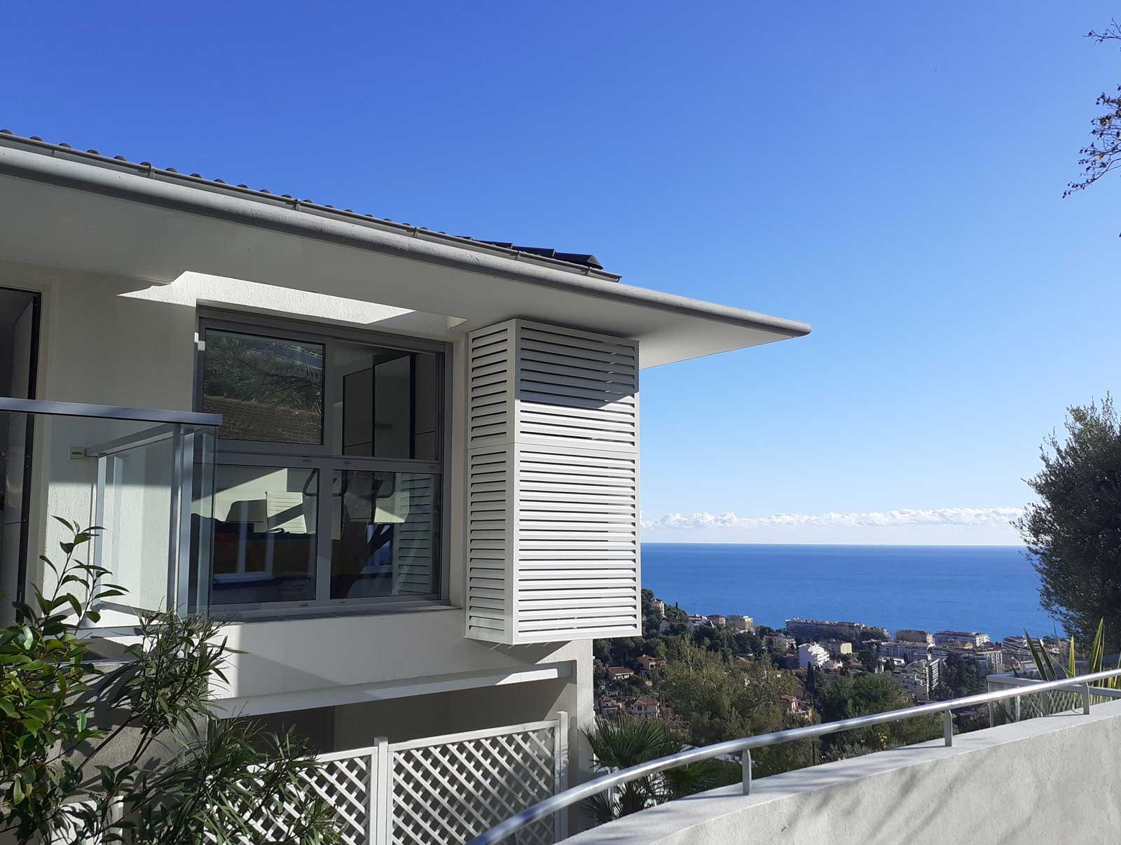 Installation-cache-climatiseur-exterieur-blanc-aluminium-grande-dimension.jpg Installation Juan Les Pins Cache climatiseur Blanc aluminium grande taille