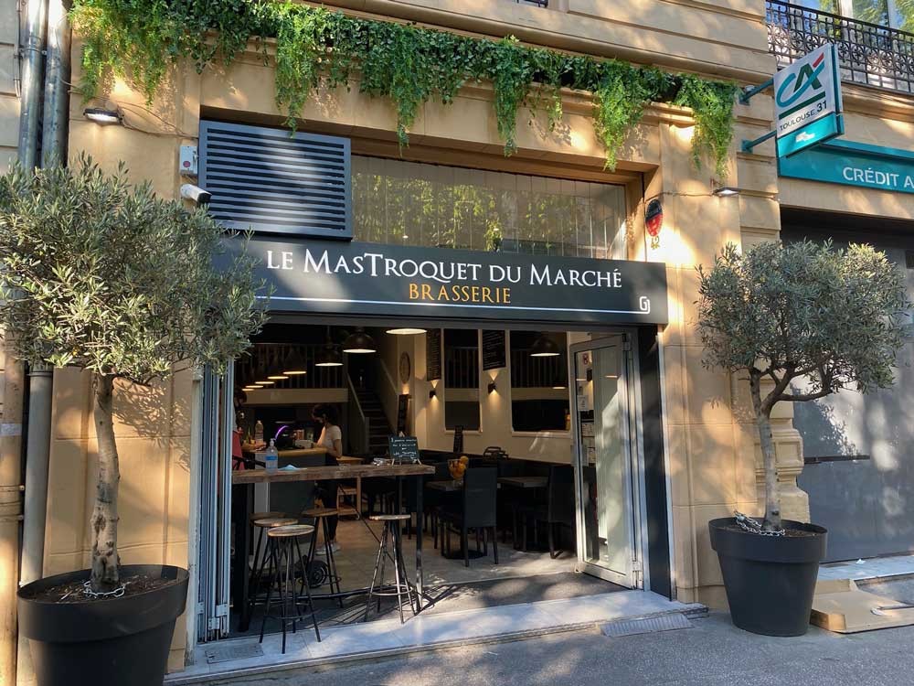 coffre-clim-condor-gris-alu-devanture-brasserie-magasin.jpg Installation cache clim aluminium devanture magasin bar restaurant